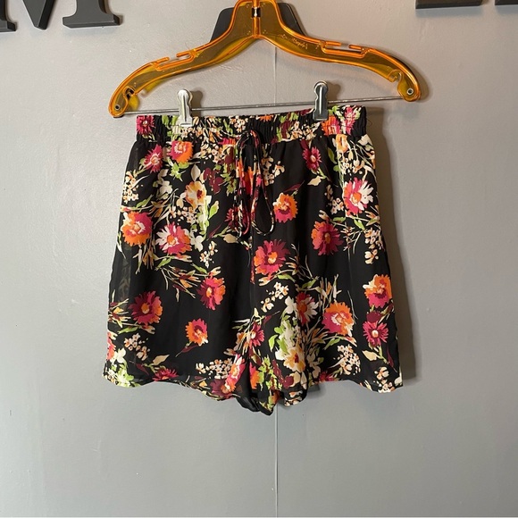 dee elly Pants - Dee Elly Floral Black Women's Shorts size medium